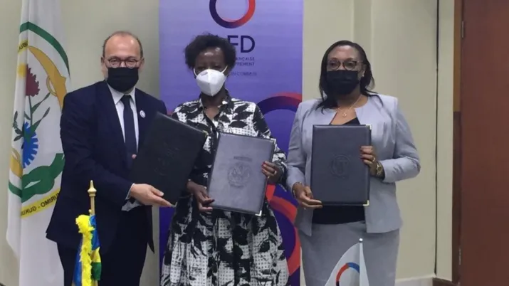M. Rémy Rioux, Mme Louise Mushikiwabo et Mme Valentine Uwamariya,signent une déclaration d'Intention sur l’enseignement du Français au Rwanda