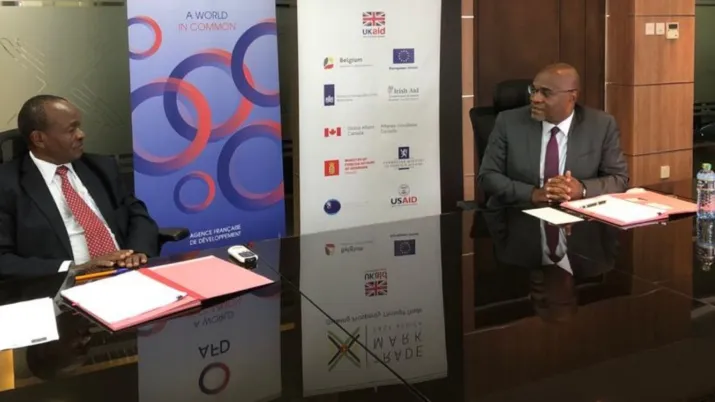 Christian Yoka, Directeur régional pour l'AFD en Afrique de l’Est, et le Président de Trademark Eeast Africa, Amb. Erastus Mwencha, ont signé une convention de subvention de 29,9 millions d'euros