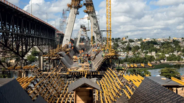 Construction d’un pont sur la rivière Ozama dans le cadre de l’extension du métro à Saint-Domingue (République dominicaine), en 2015 