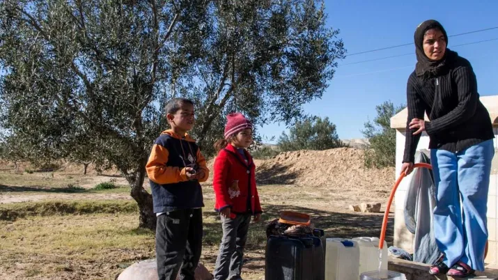 En Tunisie, la corvée d’eau est généralement assurée par les femmes