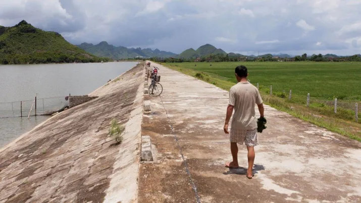 Digue sur le fleuve Rouge au Vietnam