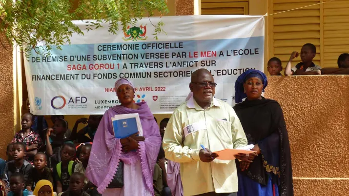 Remise d’une subvention au CGDES de l’école Saga Gorou 1 de la commune de Niamey IV sur financement du Fonds commun sectoriel de l’éducation 