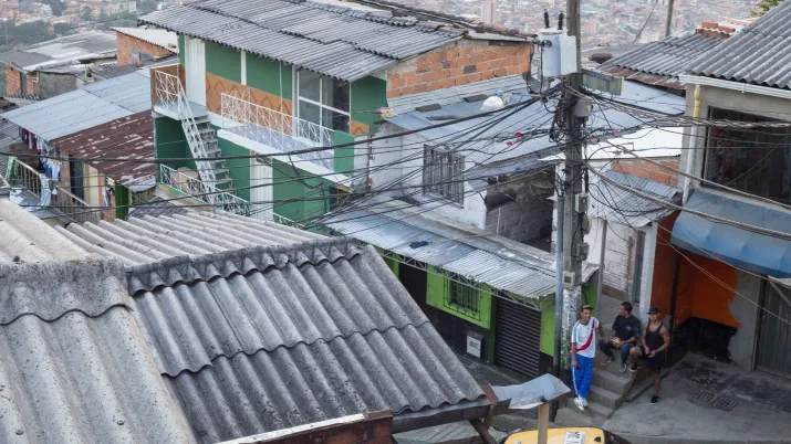 Vue sur le quartier 13 de Noviembre. Infrastructure de Metrocable Miraflores en construction, desservant le Pinal, financée par l'AFD.