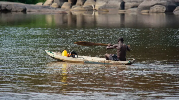 Pêcheur sur une pirogue au Suriname