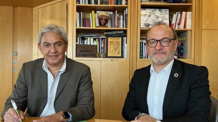 Rémy Rioux, directeur général de l’Agence française de développement (AFD), et Régis Chang, directeur général de la SOCREDO