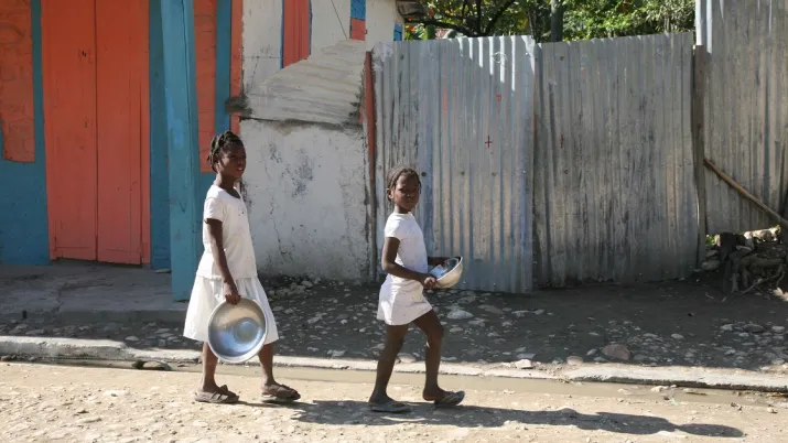 petites filles dans rue haiti