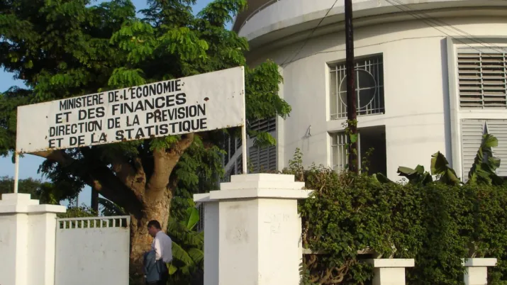 Devant le ministère de l'Economie du Sénégal.