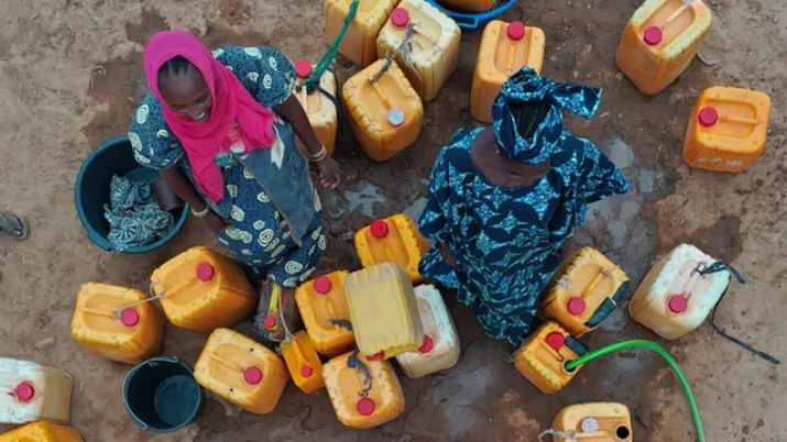 Femmes remplissant des bidons d'eau