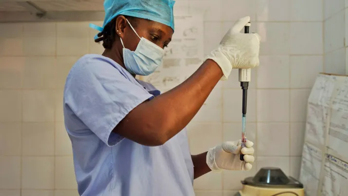 Une infirmière manipulant des prélèvements en Guinée