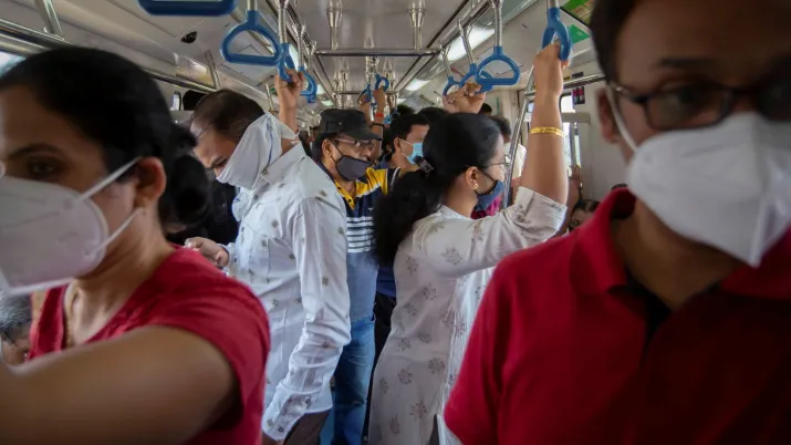 Des passagers masqués dans le métro de Bengalore (Inde) en 2022