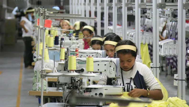 Former les Cambodgiens aux métiers d'encadrement dans le secteur du textile - Image -