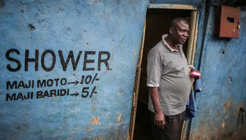 Kenya accès à l'eau douche Bidonville de Kibera