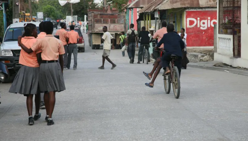 Haïti, ville, rue, filles, vélo