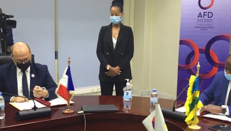 Le Dr. Uzziel Ndagijimana et Rémy Riouxsignent une convention pour le financement du plan national de réponse à la crise du Covid-19 au Rwanda