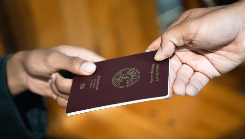 Un passeport et deux mains