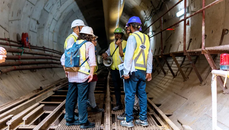 équipe travaillant à la construction d'un métro à Bangalore