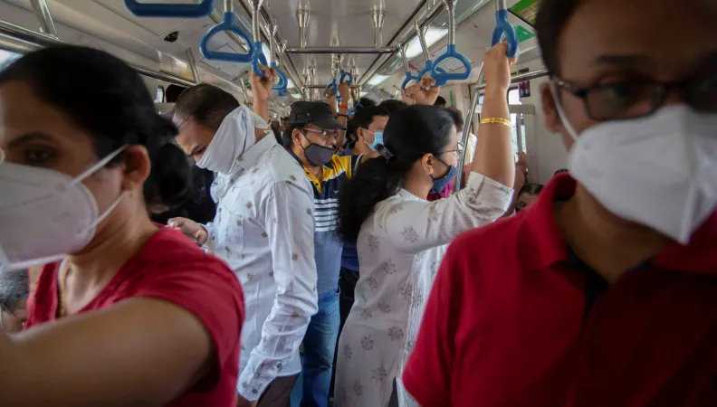 Des passagers masqués dans le métro de Bengalore (Inde) en 2022