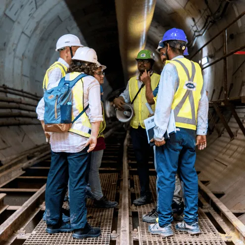 Personnes travaillant sur un chantier de tunnel ferroviaire